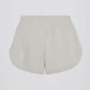 Pantaloni scurți cu talie medie și detalii cu nasturi, în culoarea gri deschis Pantaloni scurți cu talie medie și detalii cu nasturi, în culoarea gri deschis