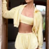 Pantaloni scurți cu talie medie și detalii cu nasturi, în culoarea lămâie Pantaloni scurți cu talie medie și detalii cu nasturi, în culoarea lămâie