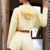 Pantaloni scurți cu talie medie și detalii cu nasturi, în culoarea lămâie Pantaloni scurți cu talie medie și detalii cu nasturi, în culoarea lămâie