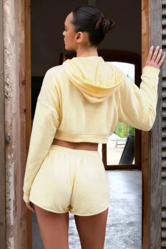 Pantaloni scurți cu talie medie și detalii cu nasturi, în culoarea lămâie