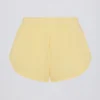 Pantaloni scurți cu talie medie și detalii cu nasturi, în culoarea lămâie Pantaloni scurți cu talie medie și detalii cu nasturi, în culoarea lămâie