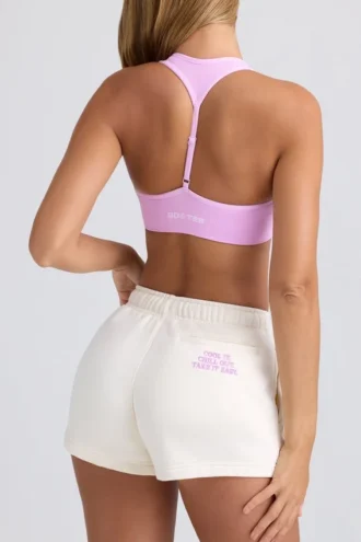 Pantaloni scurți din material de trening cu talie medie, în culoarea cojii de ou