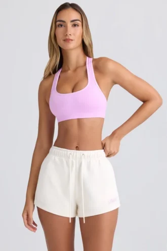 Pantaloni scurți din material de trening cu talie medie, în culoarea cojii de ou