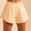 Pantaloni scurți din material flippy, culoare nisip Pantaloni scurți din material flippy, culoare nisip