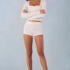 Pantaloni scurți din tricot Amoura, talie medie, culoare ivoriu Pantaloni scurți din tricot Amoura, talie medie, culoare ivoriu