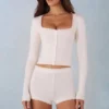Pantaloni scurți din tricot Amoura, talie medie, culoare ivoriu Pantaloni scurți din tricot Amoura, talie medie, culoare ivoriu
