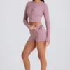 Pantaloni scurți din tricot cu nervuri, cu cordon, în nuanța mov Pantaloni scurți din tricot cu nervuri, cu cordon, în nuanța mov