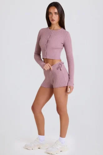 Pantaloni scurți din tricot cu nervuri, cu cordon, în nuanța mov Pantaloni scurți din tricot cu nervuri, cu cordon, în nuanța mov