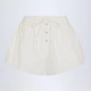 Pantaloni scurți Elsie din poplin de bumbac cu nod în față, de culoare albă Pantaloni scurți Elsie din poplin de bumbac cu nod în față, de culoare albă