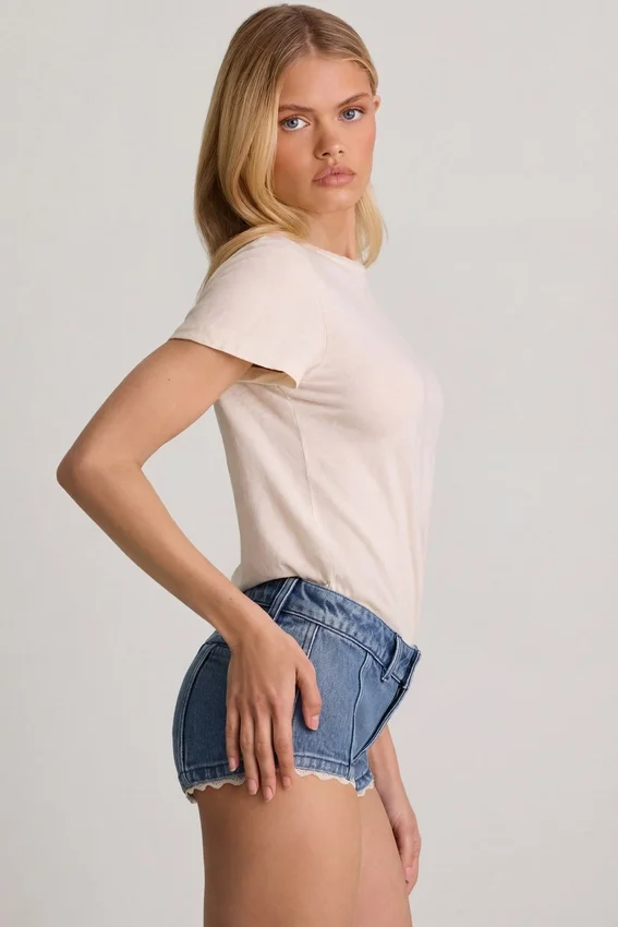 Pantaloni scurți Lanori cu talie joasă, de culoare albastru mediu Pantaloni scurți Lanori cu talie joasă, de culoare albastru mediu