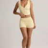 Pantaloni scurți Lisha din modal cu nervuri, talie medie și pliu, în galben crem Pantaloni scurți Lisha din modal cu nervuri, talie medie și pliu, în galben crem