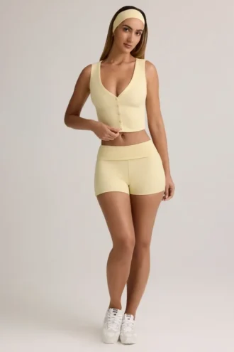 Pantaloni scurți Lisha din modal cu nervuri, talie medie și pliu, în galben crem