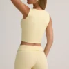 Pantaloni scurți Lisha din modal cu nervuri, talie medie și pliu, în galben crem Pantaloni scurți Lisha din modal cu nervuri, talie medie și pliu, în galben crem