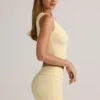 Pantaloni scurți Lisha din modal cu nervuri, talie medie și pliu, în galben crem Pantaloni scurți Lisha din modal cu nervuri, talie medie și pliu, în galben crem