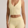 Pantaloni scurți Lisha din modal cu nervuri, talie medie și pliu, în galben crem Pantaloni scurți Lisha din modal cu nervuri, talie medie și pliu, în galben crem