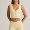 Pantaloni scurți Lisha din modal cu nervuri, talie medie și pliu, în galben crem Pantaloni scurți Lisha din modal cu nervuri, talie medie și pliu, în galben crem