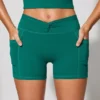Pantaloni scurți mini cu talie răsucită și buzunare, de culoare verde-albăstrui Pantaloni scurți mini cu talie răsucită și buzunare, de culoare verde-albăstrui