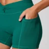 Pantaloni scurți mini cu talie răsucită și buzunare, de culoare verde-albăstrui Pantaloni scurți mini cu talie răsucită și buzunare, de culoare verde-albăstrui