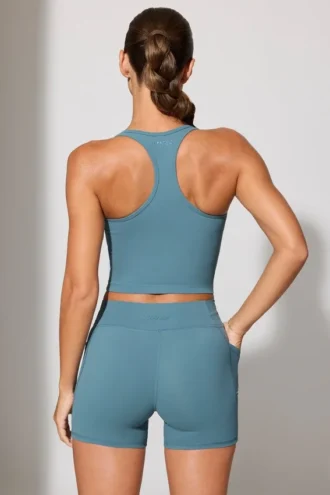 Pantaloni scurți mini cu talie răsucită și buzunare, în albastru piatră