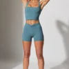Pantaloni scurți mini cu talie răsucită și buzunare, în albastru piatră Pantaloni scurți mini cu talie răsucită și buzunare, în albastru piatră
