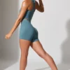 Pantaloni scurți mini cu talie răsucită și buzunare, în albastru piatră Pantaloni scurți mini cu talie răsucită și buzunare, în albastru piatră