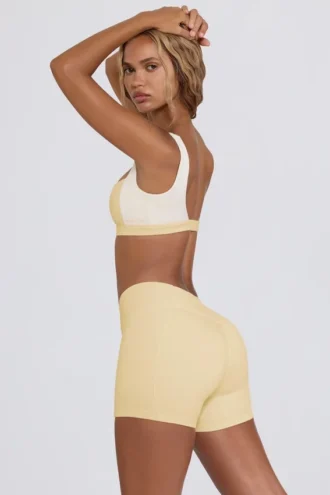 Pantaloni scurți mini cu volane în marl de culoare lămâie Pantaloni scurți mini cu volane în marl de culoare lămâie