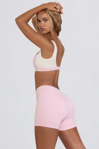 Pantaloni scurți mini cu volane în marl roz pal Pantaloni scurți mini cu volane în marl roz pal