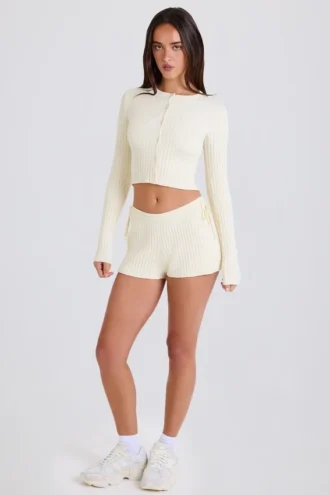 Pantaloni scurți mini din tricot cu nervuri și cordon, de culoare crem Pantaloni scurți mini din tricot cu nervuri și cordon, de culoare crem