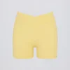 Pantaloni scurți mini Soft Active cu buzunare și talie în V, culoare Lemon