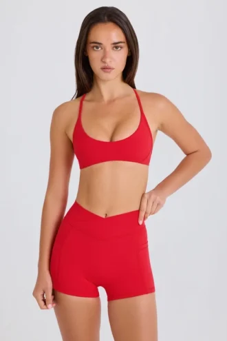 Pantaloni scurți mini Soft Active cu buzunare și talie în V, în culoarea roșu căpșună Pantaloni scurți mini Soft Active cu buzunare și talie în V, în culoarea roșu căpșună