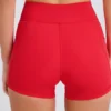 Pantaloni scurți mini Soft Active cu buzunare și talie în V, în culoarea roșu căpșună Pantaloni scurți mini Soft Active cu buzunare și talie în V, în culoarea roșu căpșună