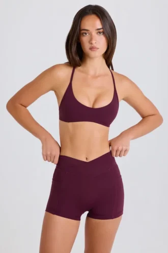Pantaloni scurți mini Soft Active cu talie în V și buzunare, în culoarea burgund Pantaloni scurți mini Soft Active cu talie în V și buzunare, în culoarea burgund