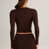 Pantaloni scurți mulati Noor Modal cu talie înaltă, în culoarea ciocolată Pantaloni scurți mulati Noor Modal cu talie înaltă, în culoarea ciocolată