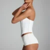 Pantaloni scurți Sabrine din jersey elastic, cu talie joasă, în culoarea albă Pantaloni scurți Sabrine din jersey elastic, cu talie joasă, în culoarea albă