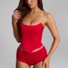Pantaloni scurți Sabrine din jersey elastic, cu talie joasă, în roșu aprins Pantaloni scurți Sabrine din jersey elastic, cu talie joasă, în roșu aprins