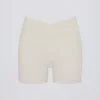 Pantaloni scurți Soft Active cu buzunar și talie în V, de culoare crem