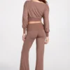 Pantaloni Thea Modal cu talie joasă și croi drept, în culoarea Mocha Pantaloni Thea Modal cu talie joasă și croi drept, în culoarea Mocha