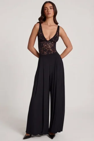 Pantaloni Zafira din jersey moale, cu talie medie și croi larg, în negru