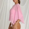 Poncho transparent Zarayah în roz bomboană Poncho transparent Zarayah în roz bomboană
