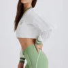 Pulover scurt din bumbac cu tricotaj în relief, în nuanța Green Ivory