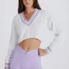 Pulover scurt din bumbac tricotat în stil cablu, în nuanța liliac-ivoriu Pulover scurt din bumbac tricotat în stil cablu, în nuanța liliac-ivoriu