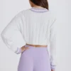 Pulover scurt din bumbac tricotat în stil cablu, în nuanța liliac-ivoriu Pulover scurt din bumbac tricotat în stil cablu, în nuanța liliac-ivoriu