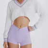 Pulover scurt din bumbac tricotat în stil cablu, în nuanța liliac-ivoriu Pulover scurt din bumbac tricotat în stil cablu, în nuanța liliac-ivoriu