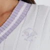 Pulover scurt din bumbac tricotat în stil cablu, în nuanța liliac-ivoriu Pulover scurt din bumbac tricotat în stil cablu, în nuanța liliac-ivoriu
