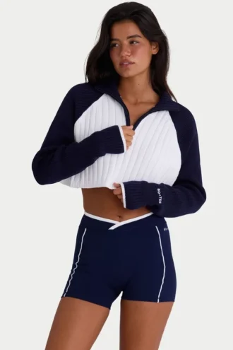 Pulover scurt din tricot cu nervuri și fermoar pe un sfert, în albastru marin clasic