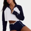 Pulover scurt din tricot cu nervuri și fermoar pe un sfert, în albastru marin clasic