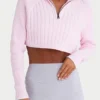 Pulover scurt din tricot cu nervuri și fermoar pe un sfert, în nuanța roz pudră Pulover scurt din tricot cu nervuri și fermoar pe un sfert, în nuanța roz pudră