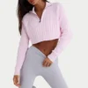 Pulover scurt din tricot cu nervuri și fermoar pe un sfert, în nuanța roz pudră Pulover scurt din tricot cu nervuri și fermoar pe un sfert, în nuanța roz pudră