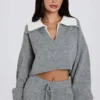 Pulover scurt din tricot moale cu guler stratificat, în culoarea gri
