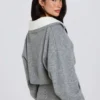 Pulover scurt din tricot moale cu guler stratificat, în culoarea gri